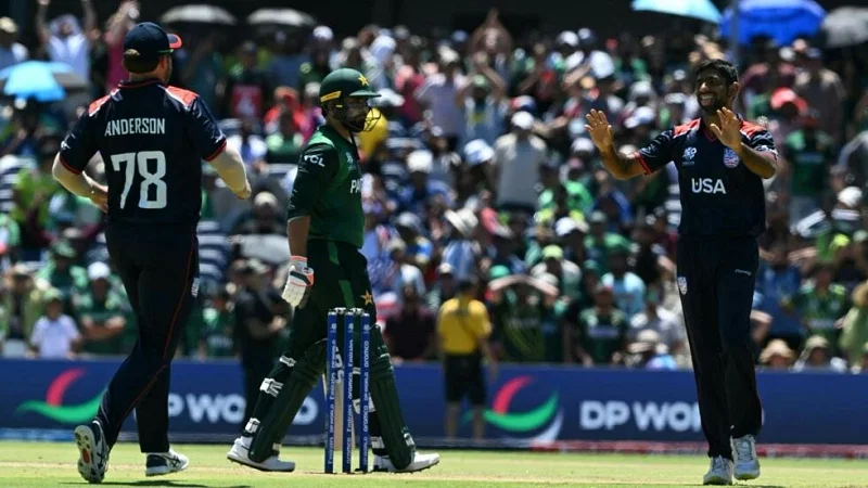 USA's Saurabh Netravalkar (R) celebrates his dismissal of Pakistan's Iftikhar Ahmed (C) in a super over during the ICC men's Twenty20 World Cup.