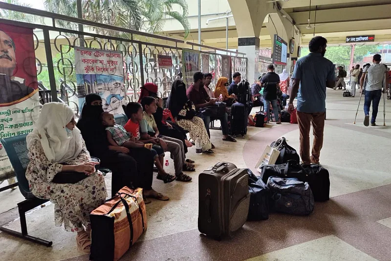 The home bound people were seen waiting for a long time for trains at the Kamalapur railway station