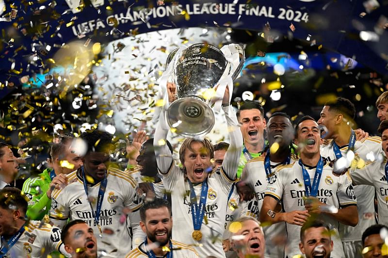 Real Madrid's Croatian midfielder #10 Luka Modric (C) and Real Madrid's players lift the trophy to celebrate their victory at the end of the UEFA Champions League final football match between Borussia Dortmund and Real Madrid, at Wembley stadium, in London, on 1 June, 2024.