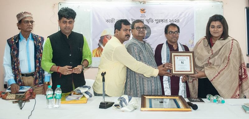 The award was given on 19 May, Sunday evening, at the 'Nabin' seminar hall in Kolkata's ICMACARD.