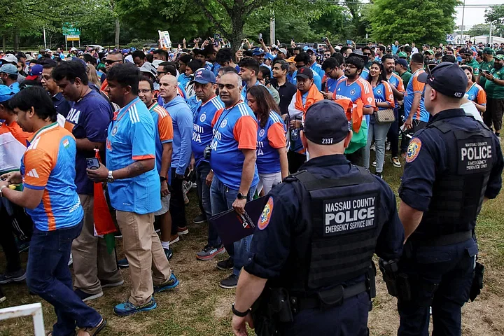 Long queue at the entrance of stadium