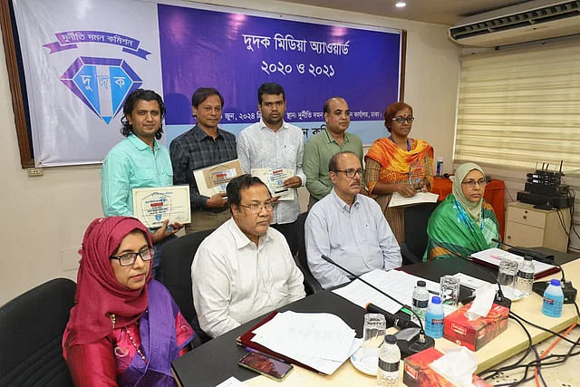 ACC chairman Mohammad Moinuddin Abdullah and the winners pose for a photograph on 10 June, 2024