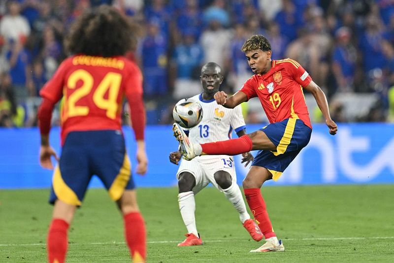 Spain's forward #19 Lamine Yamal is marked by France's midfielder #13 N'Golo Kante during the UEFA Euro 2024 semi-final football match between Spain and France at the Munich Football Arena in Munich on 9 July 2024.