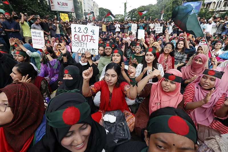 Students and job aspirants demonstrating at Shahbagh intersection to press home their demand of quota reform in government jobs on 12 July 2024