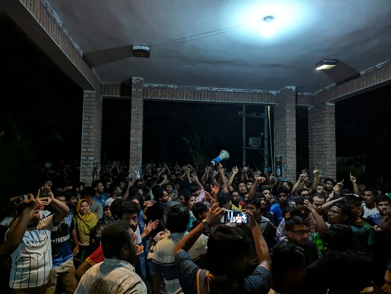 Quota reform protesters stage demonstration at Jahangirnagar University campus last night