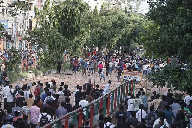 Jubo League and Chhatra League men are in confrontation with protesting students in the capital's Science Lab area in the afternoon on 16 July, 2024.