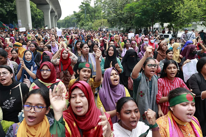 Students and job seekers blocked Shahbagh intersection for five hours on Thursday protesting against the reinstatement of the quota system in government jobs