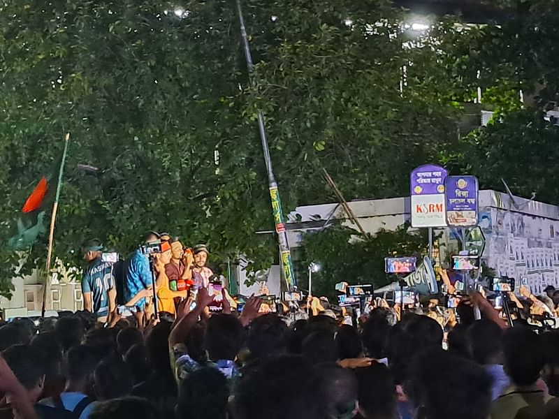 Students announce to continue their blockade on 11 July before lifting today's blockade at Shahbagh