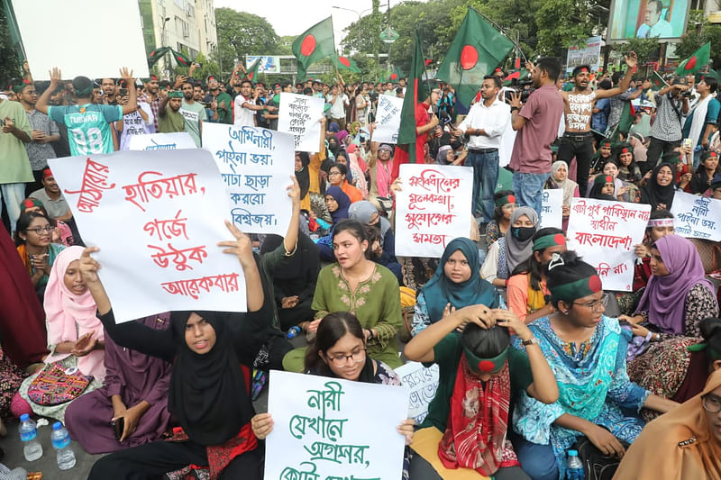 Anti-quota protesters block Shahbagh intersection on 7 July