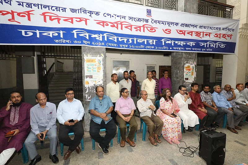 Teachers of Dhaka University observe a daylong work abstention and sit-in programme demanding withdrawal of the universal pension scheme ‘prottoy’. Photo taken from Arts Building of Dhaka University on 1 July.