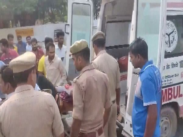 A bus collided with a milk container on the Lucknow-Agra Expressway in Uttar Pradesh in which 18 people have lost their lives and 19 others are injured.