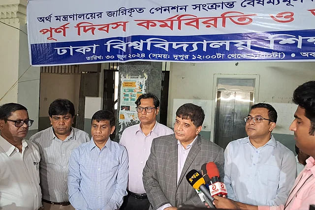 Dhaka University Teachers Association president and University Teachers Association Federation secretary general Md Nizamul Haque Bhuiyan is talking to newsmen at the main gate of Dhaka University arts faculty in the afternoon on 3 July.