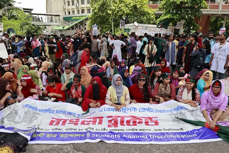 A group of protesting students blocked the Shahbagh intersection at around 11:15 am closing down all sorts of vehicular movement through this intersection