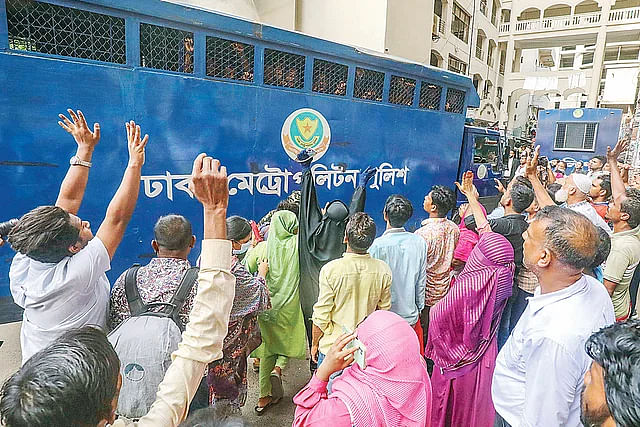 The arrestees were being taken to the prison from the CMM court in Dhaka in the afternoon on 27 July, 2024.