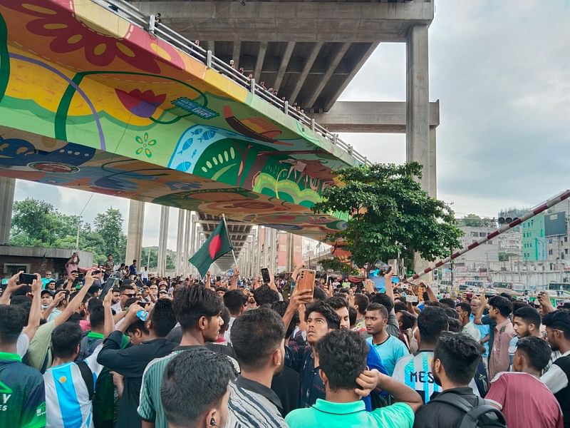 Students block the railway crossing in Mohakhali in Dhaka on Tuesday.