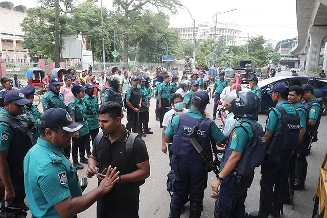 A huge number of policemen have been deployed on the Dhaka University campus on 17 July 2024.