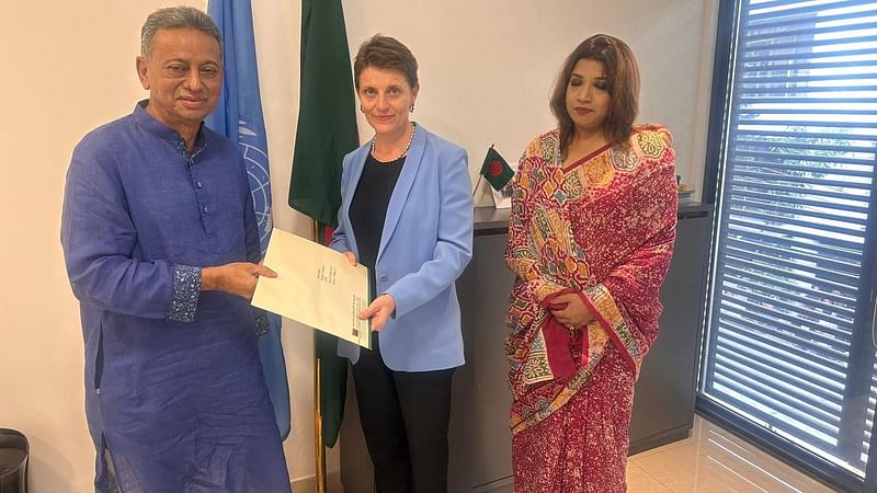 BNP standing committee member Amir Khasru Mahmud Chowdhury and organising secretary and international affairs committee member Shama Obaid handover a letter to UN Resident Coordinator in Bangladesh Gwyn Lewis at her office-cum residence in Gulshan, Dhaka, on 13 August