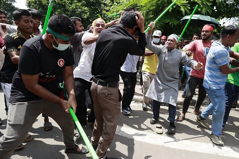 A person is being beaten up near historic Dhanmondi 32