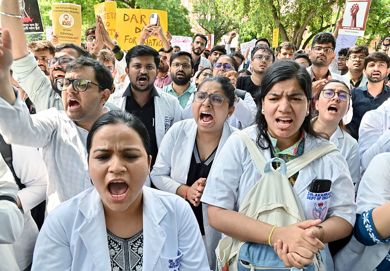 Physicians protest against the alleged rape and murder of RG Kar Medical College and Hospital trainee doctor, at Nirman Bhawan in New Delhi on 16 August 2024