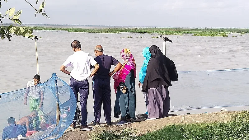 Eager people came to see the water level of Padma river in Rajshahi. Photo taken from Alupatti area in the city around 7:30 am on 27 August 2024.