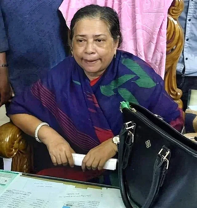 Protesters surround Shukla Rani Halder, the principal of Bakerganj Government College, in her office last Thursday afternoon.