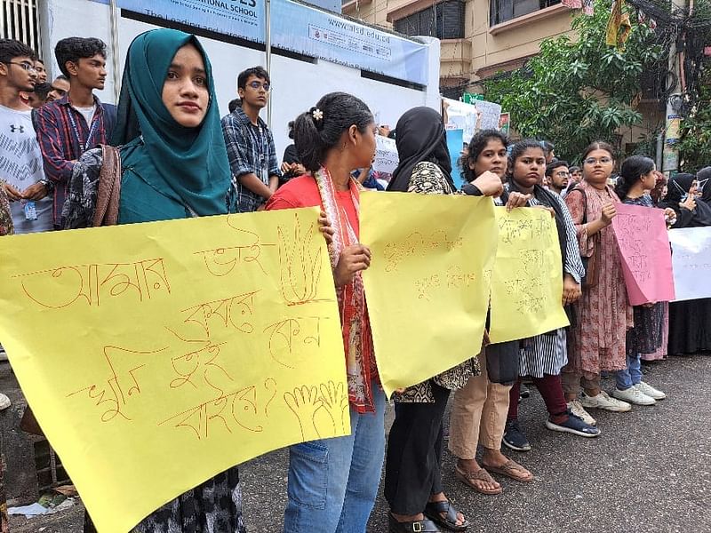 Protesters hold placards at Uttara on 3 August