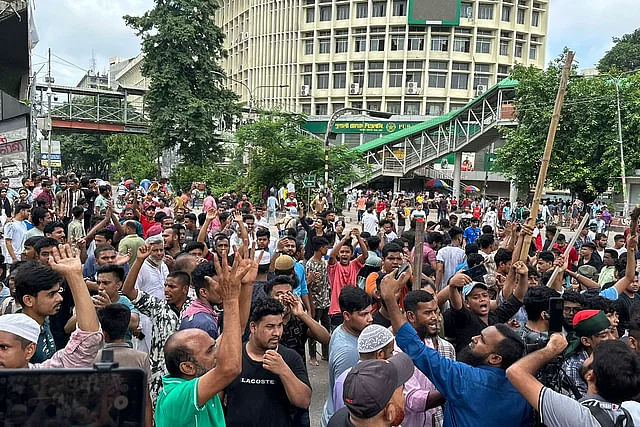 Hundreds of demonstrators take position in the capital's Shahbagh area around 10:00 am on 4 August.