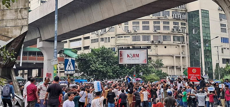 Protestors at Shahbagh intersection