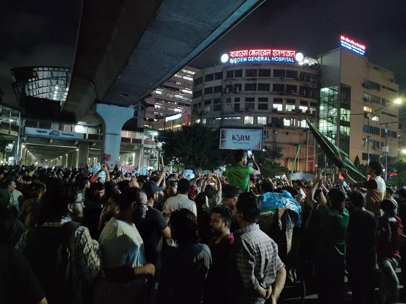 Protesters at Shhabagh intersection in the evening on 3 August