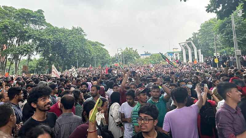 Thousands of people gather at the Shaeed Minar in Dhaka on 3 Augst 2024 following a call by the Students Against Movement.