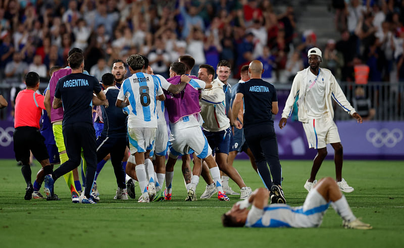 Paris 2024 Olympics - Football - Men's Quarter-final - France vs Argentina - Bordeaux Stadium, Bordeaux, France - 2 August, 2024. France and Argentina players clash.