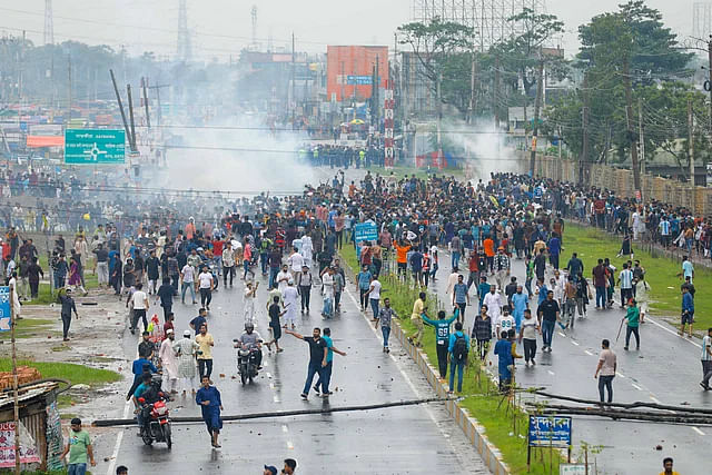 Demonstrators are in confrontation with the police during the mass procession of Students Against Discrimination in Khulna on 2 August, 2024.