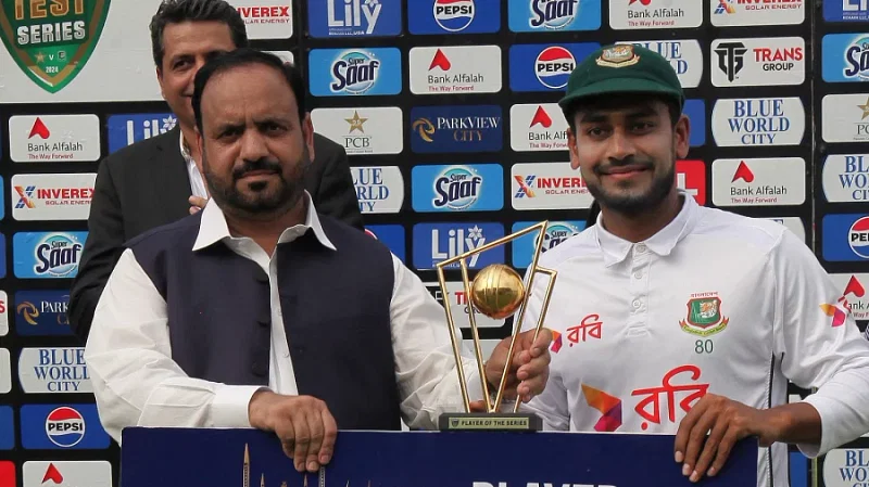 Mehidy Hasan Miraz receives the award