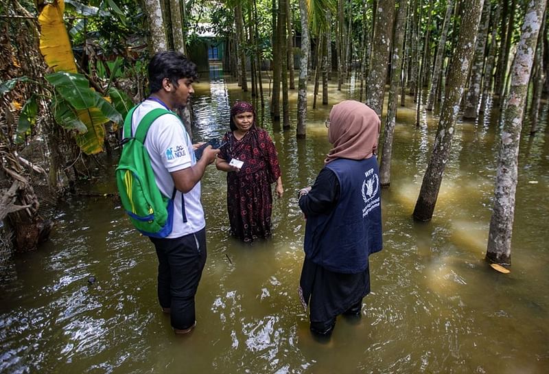 WFP staff and its NGO partner are in districts worst
affected by floods to collect beneficiary data before the planned cash assistance