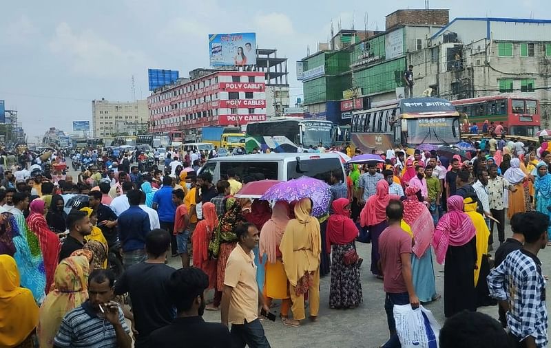 Workers of an apparel factory block the Dhaka-Mymensingh highway in the Kha Para area of Tongi in Gazipur on 17 September 2024 demanding the payment of their arrears.