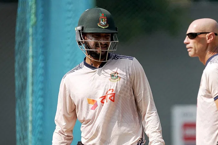 Shakib Al Hasan speaks to Batting coach David Hemp during a practice session in Chennai