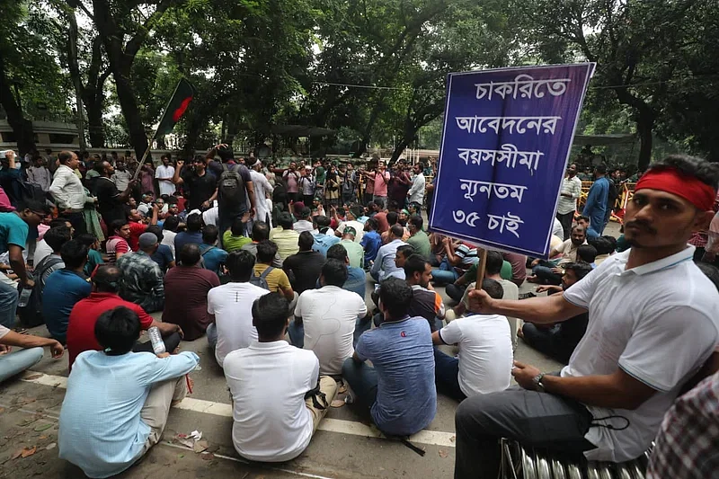 Several hundred job seekers demonstrate in front of the residence of the chief adviser of the interim government in Dhaka on 30 September 2024