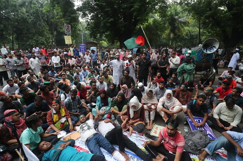 Job seekers take position on the road in front of the chief adviser’s residence, Jamuna, in Dhaka on 30 September 2024, demanding to raise the age limit for government jobs to 35 years. .