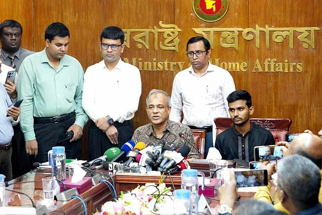 Home affairs advisor Lt Gen (retd) Jahangir Alam Chowdhury speaks to the media at the secretariat on 1 October 2024.