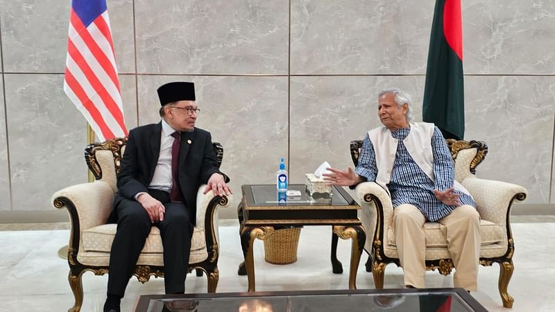 Chief adviser professor Dr. Muhammad Yunus held a brief one-to-one talk with visiting Malaysian prime minister Anwar Ibrahim at Hazrat Shahjalal International Airport on 4 October 2024