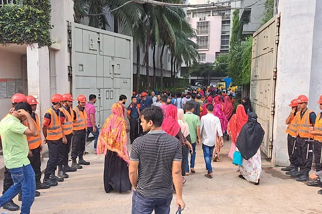 Workers are heading to a garment factory at Chandra palli bidyut area in Kaliakair upazila of Gazipur. The photo was taken at 8:00am today, Sunday.