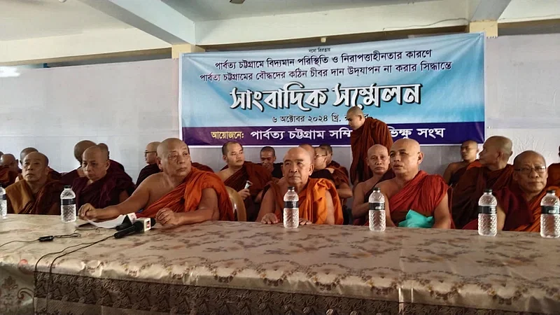 Parbatya Bhikkhu Sangha president Shraddhalankar Mahathera speaks at the media conference at Maitree Bouddha Bihar’s deshnalaya in Rangamati town on 6 October 2024