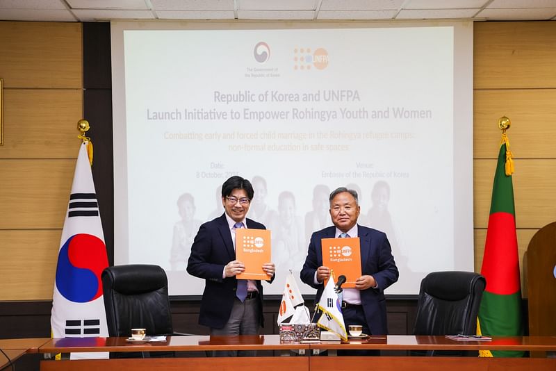 Korean ambassador to Bangladesh, Park Young-sik and Masaki Watabe, Representative a.i. of UNFPA Bangladesh during a signing ceremony at the Embassy of Korea in Dhaka