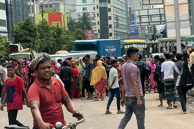 RMG workers demonstrate by blocking roads at the Kuril area of Pragati Sarani in Dhaka from 12:00pm to 2:00pm on Thursday.