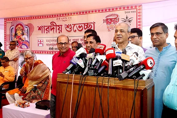 Adviser Lt Gen (retd) Jahangir Alam Chowdhury speaks at a discussion at Dhakeshwari temple in Dhaka on 10 October 2024.