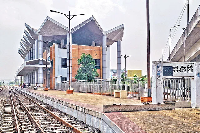 The Bangabandhu Hi-Tech City Station in Kaliakair, Gazipur, modeled after the Kamalapur Station in Dhaka, was constructed at a cost of about Tk 580 million. Only two trains stop here, which means that the revenue is not even enough to cover the salaries and allowances of the officials. The photo was taken on last Wednesday.