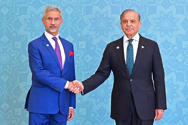 This handout photograph taken on 16 October, 2024 and released by Pakistan's Press Information Department (PID) shows Pakistan's Prime Minister Shehbaz Sharif (R) shaking hands with India's Foreign Minister Subrahmanyam Jaishankar during the Shanghai Cooperation Organisation (SCO) summit, in Islamabad