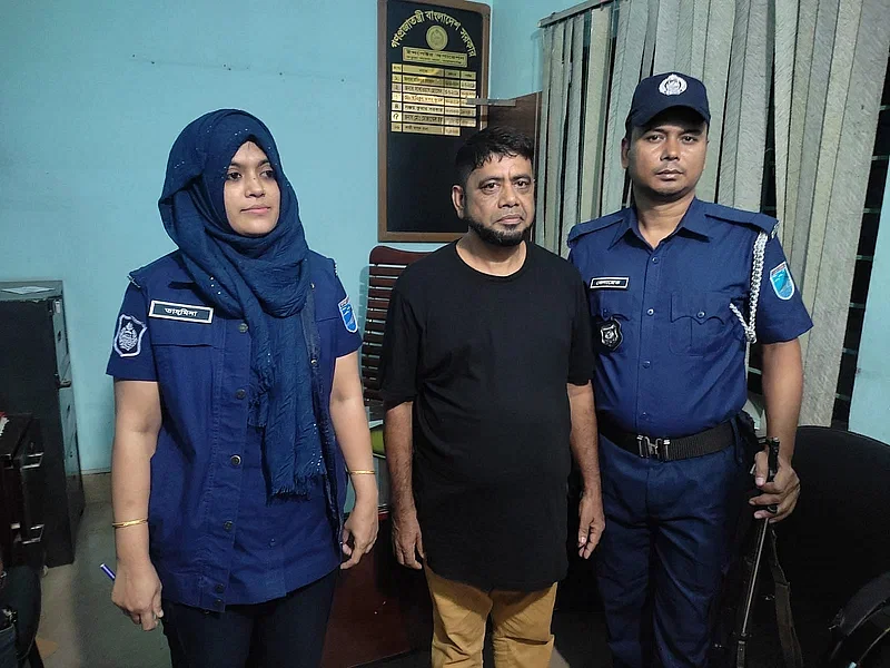 Police and joint forces of the army arrest top terror Hamid alias Pagla Hamid, a close aide of Azmeri Osman, from Fatulla upazila in Narayanganj on 16 October 2024