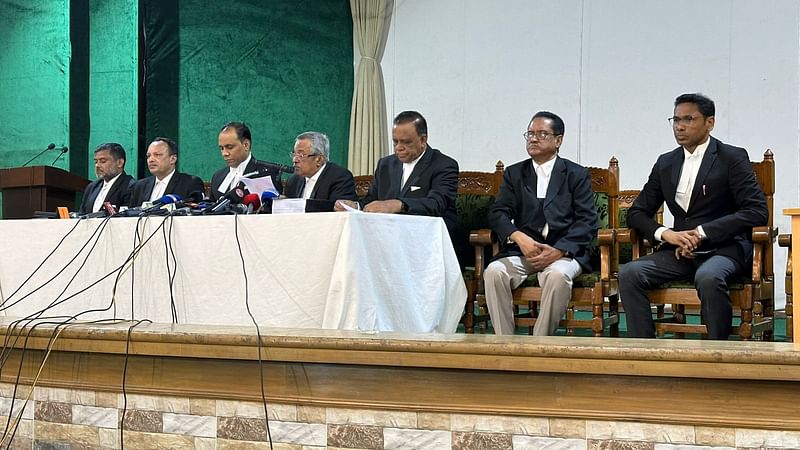 Advocate Zainul Abedin, president of the Jatiotabadi Ainjibi Forum, speaks at a press briefing at the Supreme Court Bar Association Auditorium on 17 October