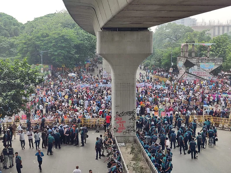 Members of Bangladesh outsourcing employees welfare association block the road at Shahbag intersection in the capital from 10:00 am on 19 October 2024.